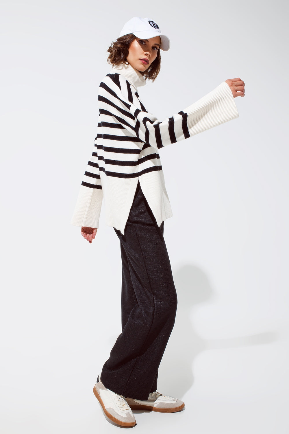 Pull blanc surdimensionné à col roulé avec des rayures noires et des fentes sur le côté