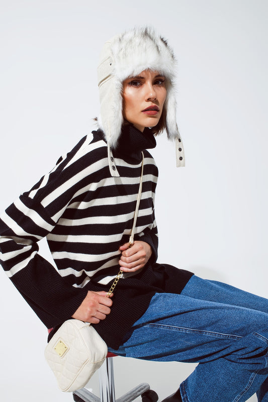 Pull noir surdimensionné à col rond avec des rayures blanches et des fentes sur le côté