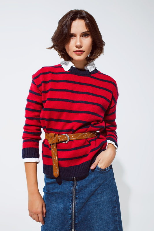 Pull rouge à rayures bleues et col ras du cou blanc