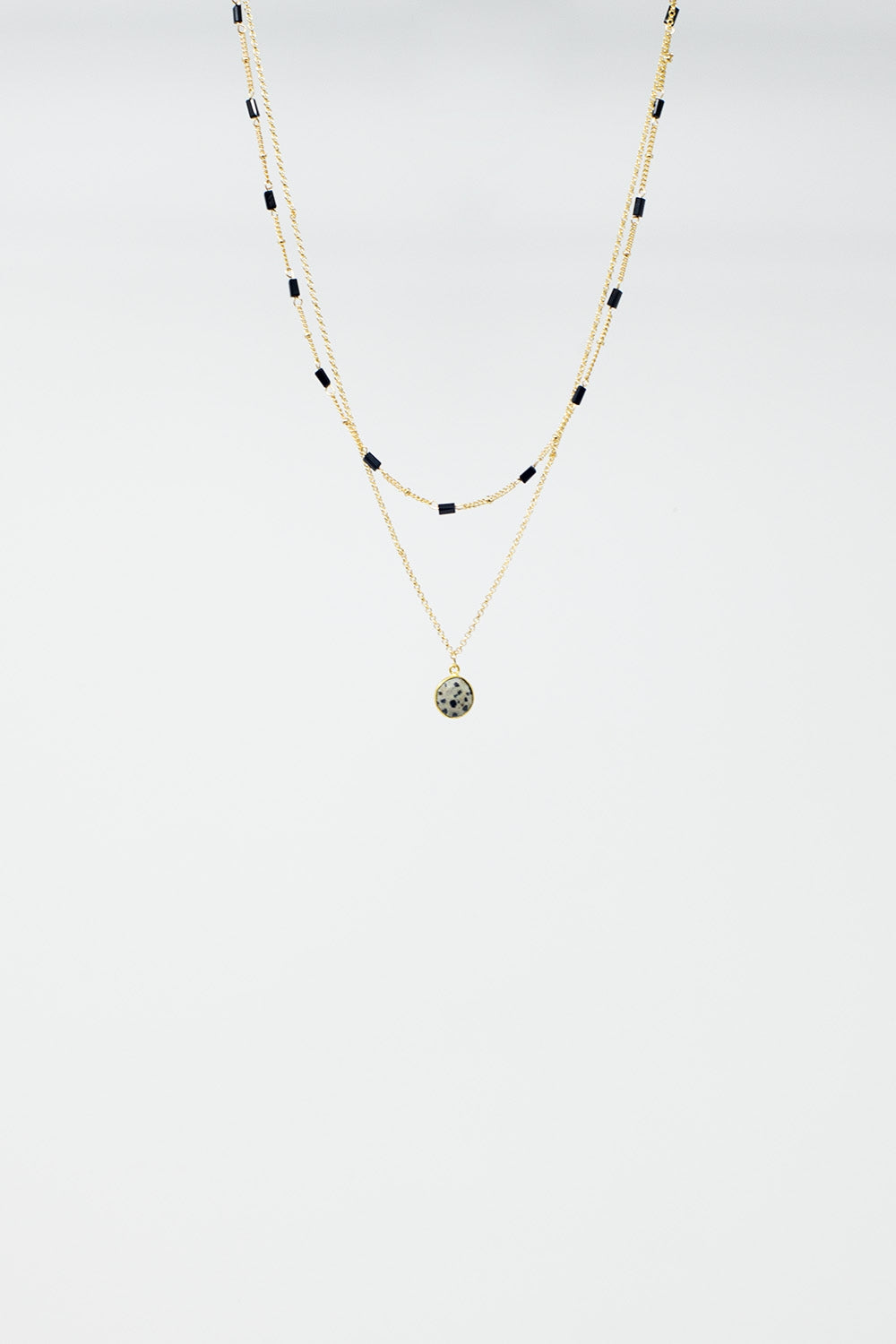 Collier court en or 2 en 1 avec perles noires et pierre marbrée blanche.