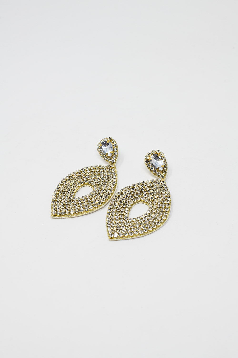 Longues boucles d'oreilles rhomboïdales avec un gros bijou central et des détails en strass