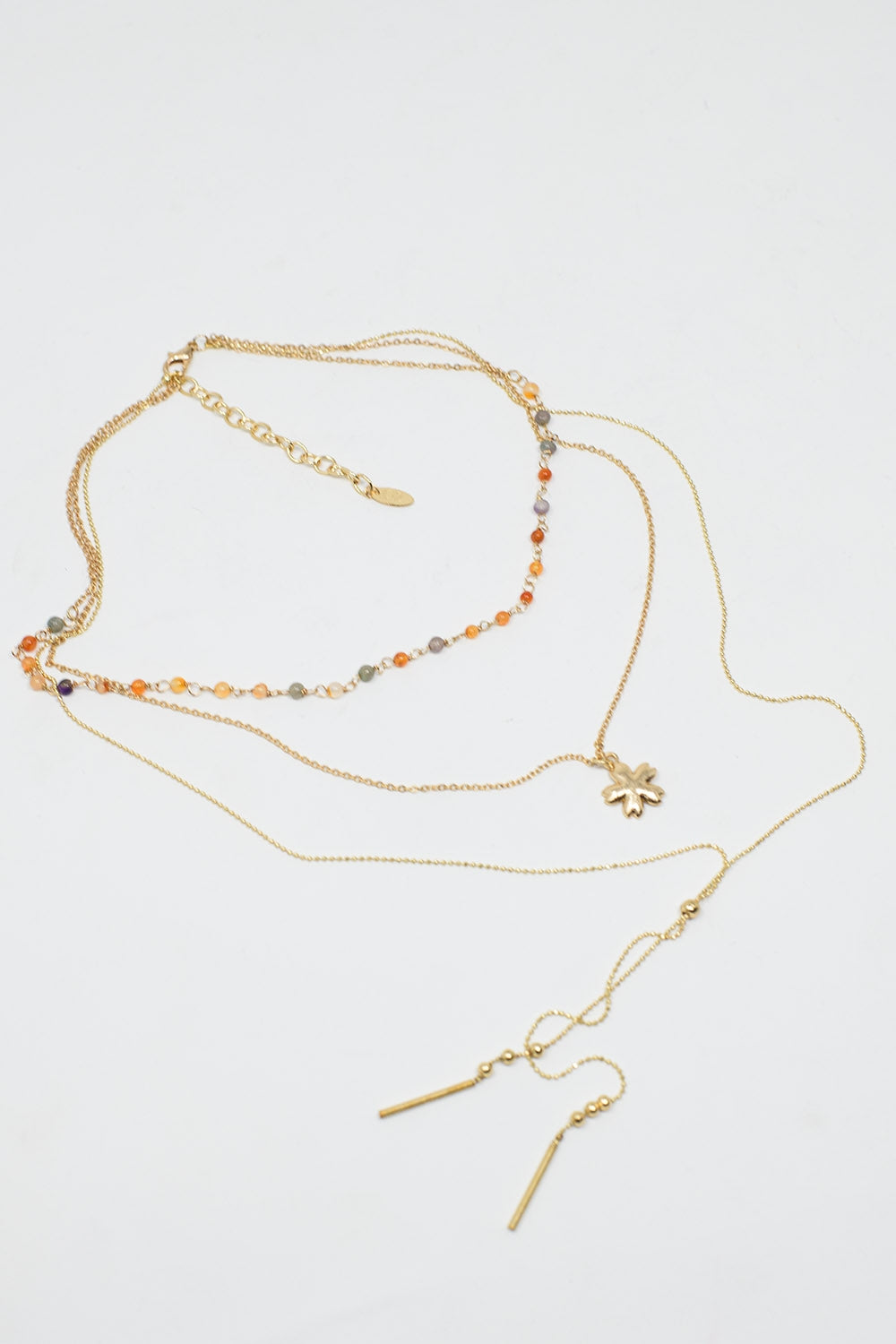 Collier 3 en 1 avec breloque étoile et perles multicolores.