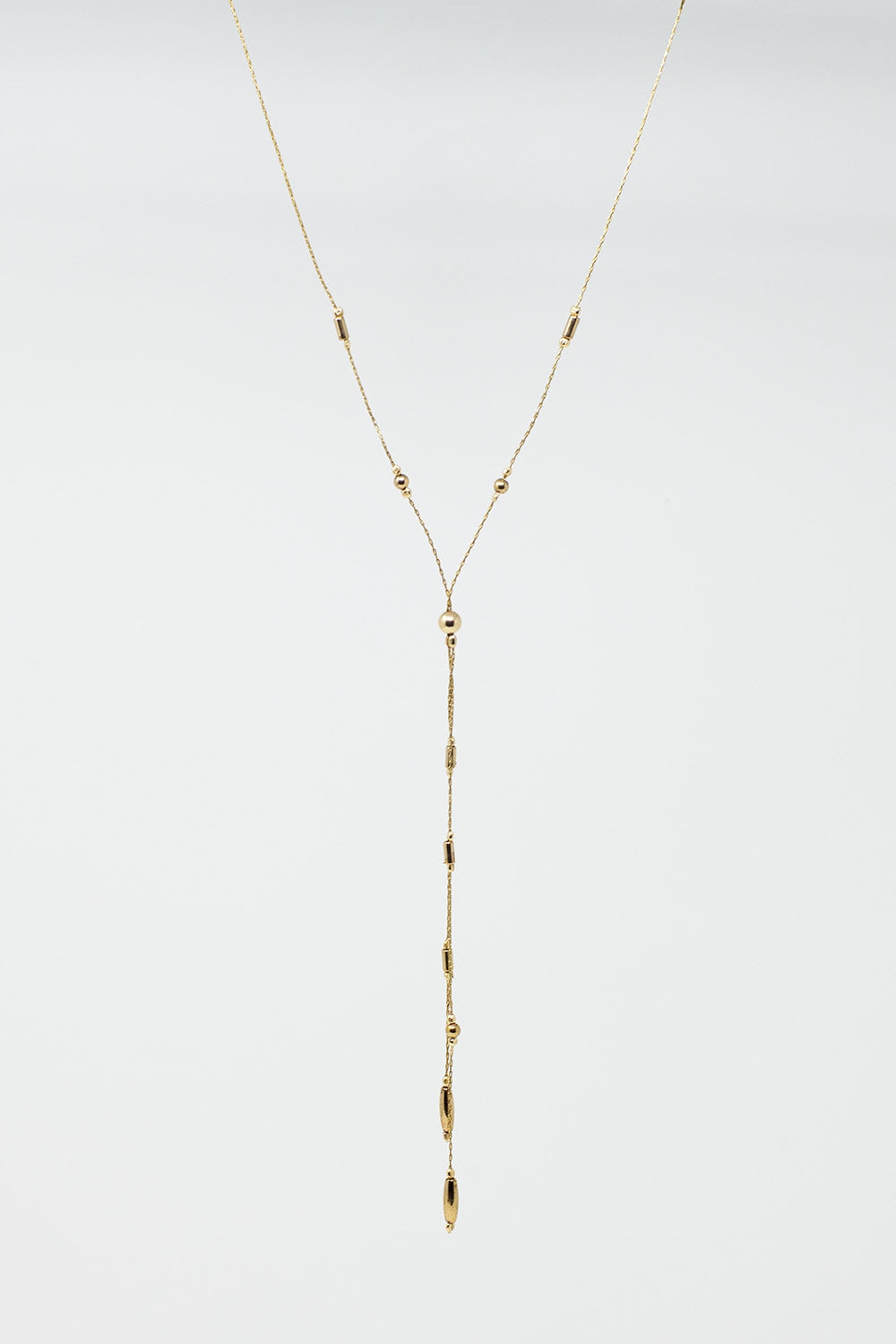 Long collier en or avec des perles en or et un long pompon en or