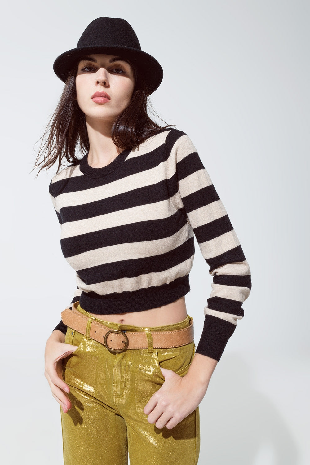 Sweatshirt à col ras du cou avec motif rayé noir et beige