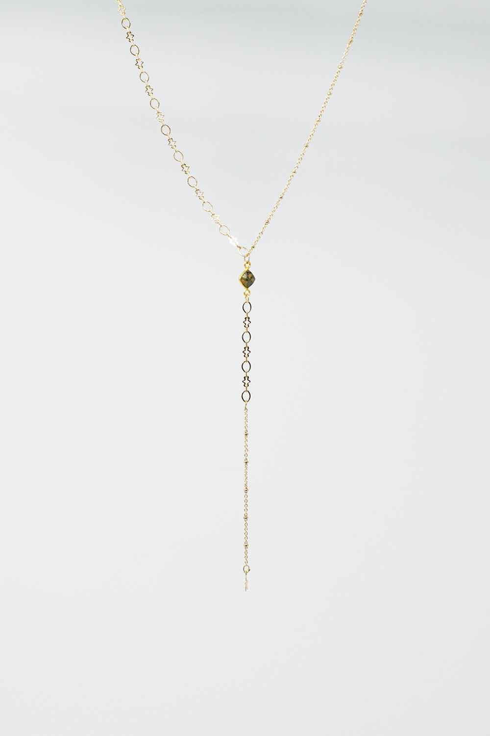 Collier d'or délicat avec une breloque en forme d'étoile très sutil et très belle