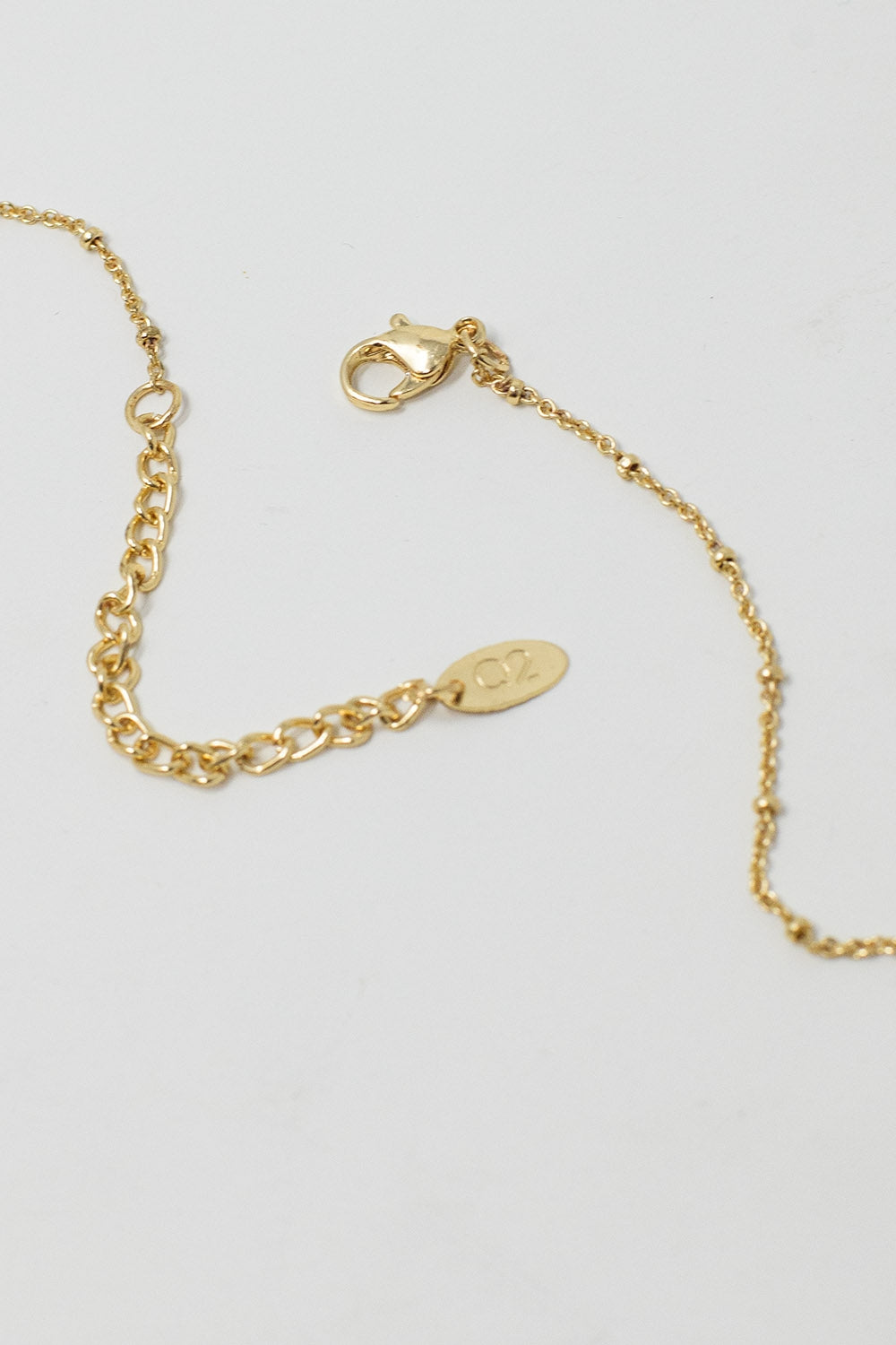 Collier d'or délicat avec une breloque en forme d'étoile très sutil et très belle