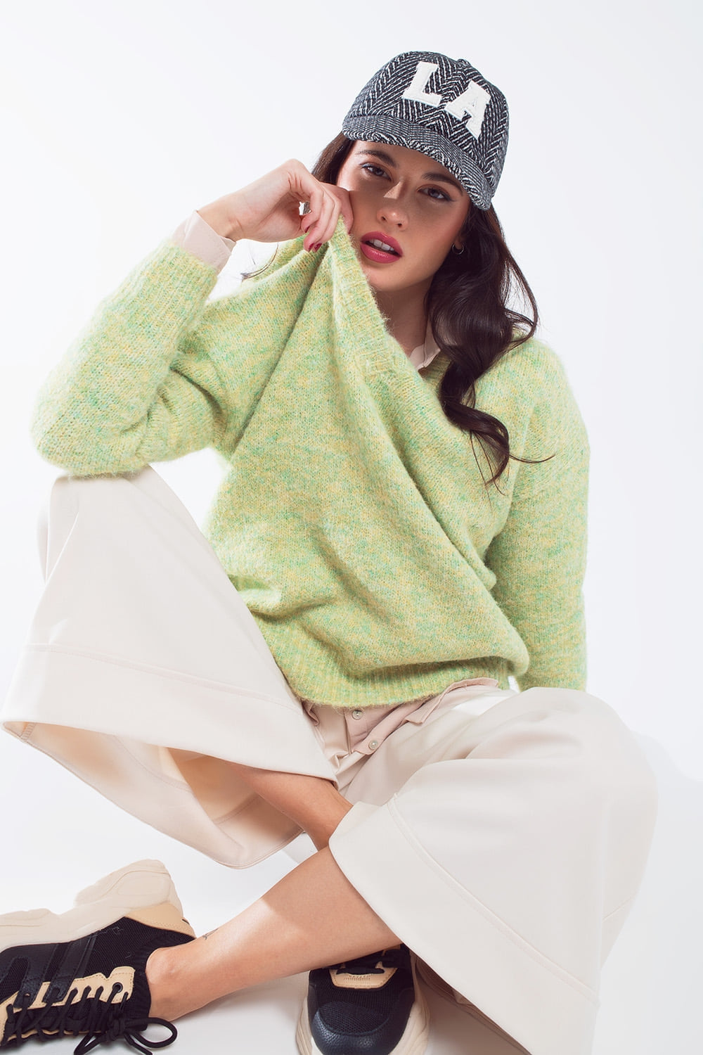 Pull en maille duveteuse verte avec col en V
