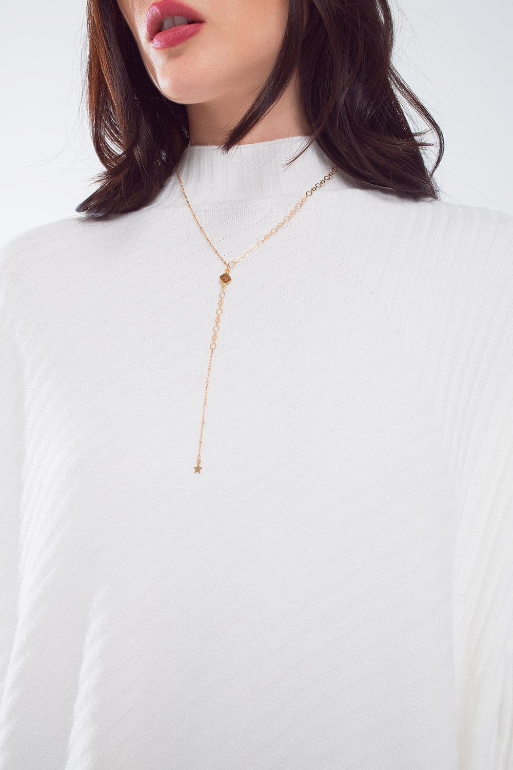 Collier d'or délicat avec une breloque en forme d'étoile très sutil et très belle