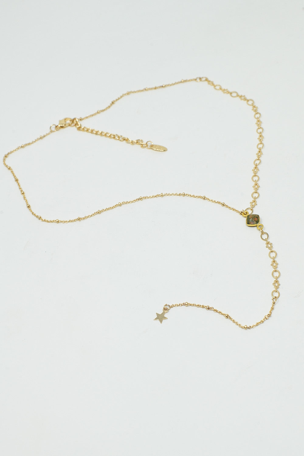 Collier d'or délicat avec une breloque en forme d'étoile très sutil et très belle