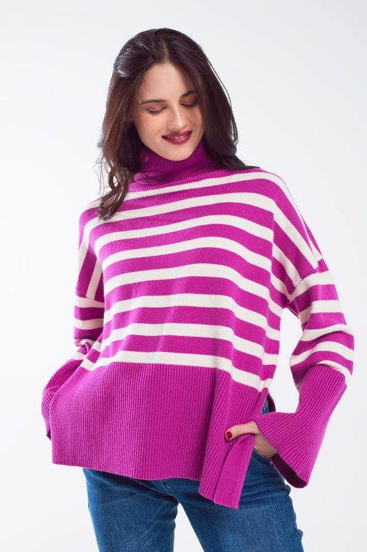 Pull oversize à col rond fuchsia avec rayures blanches et fentes sur le côté