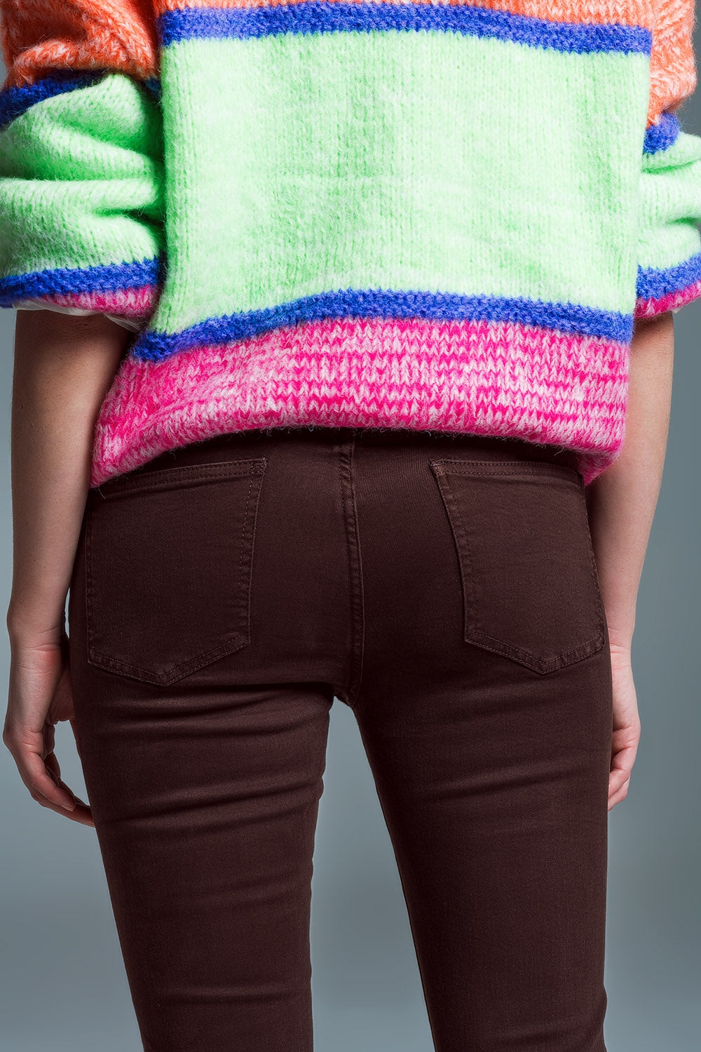 Jean skinny évasé avec double boutonnage en brun