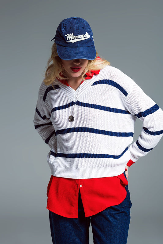 Pull blanc côtelé avec rayures noires et encolure en V