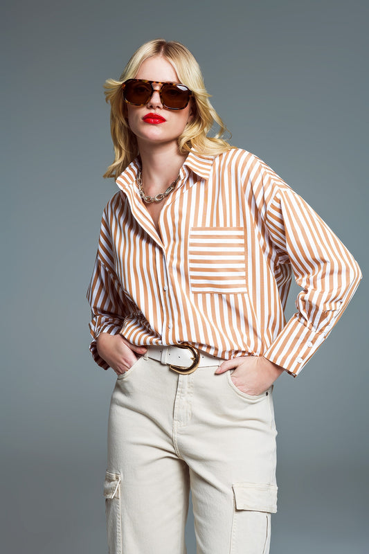 Chemise décontractée rayée avec poche contrastée en beige