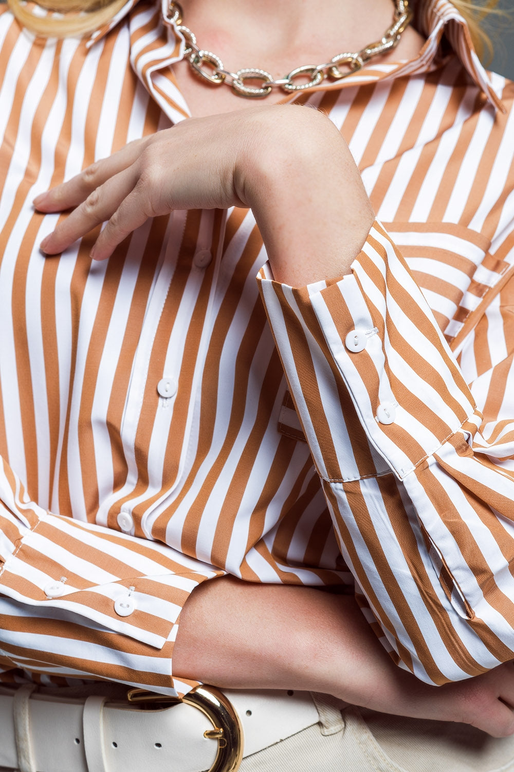 Chemise décontractée rayée avec poche contrastée en beige