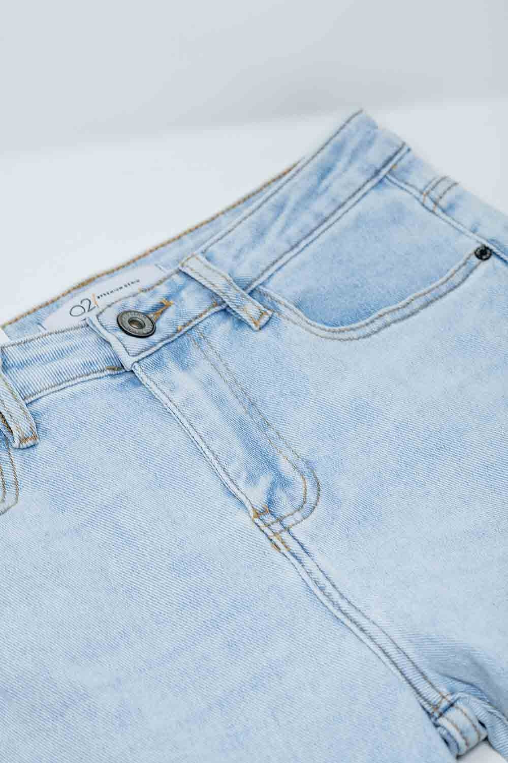 Jean évasé bleu clair avec cinq poches et finition sans couture