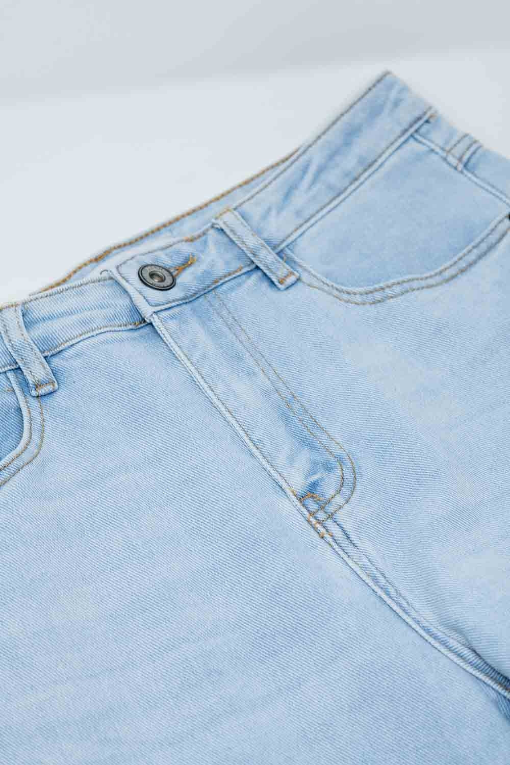 Jean droit bleu clair avec ourlet et cinq poches