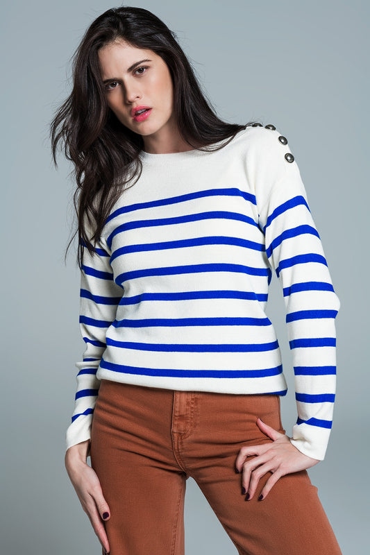 Pull blanc avec des boutons sur les épaules et des rayures bleues