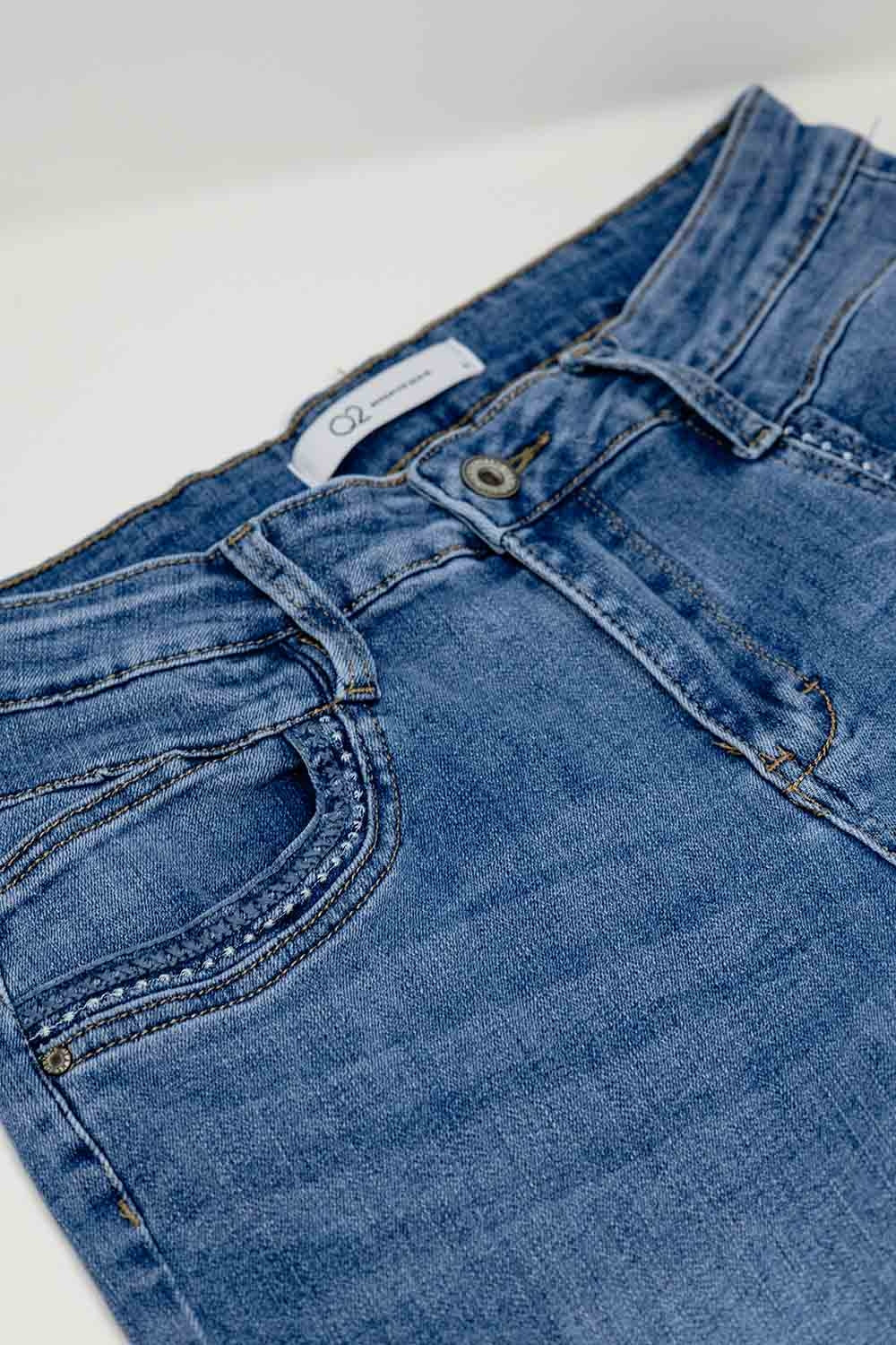 Jean skinny en délavage léger avec détail sur la poche