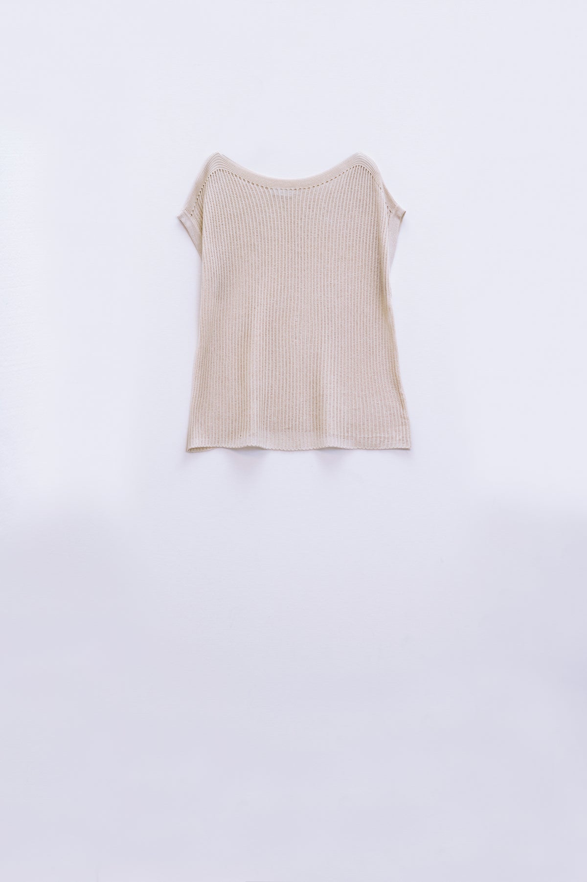 Pull côtelé à encolure bateau avec manches courtes en beige