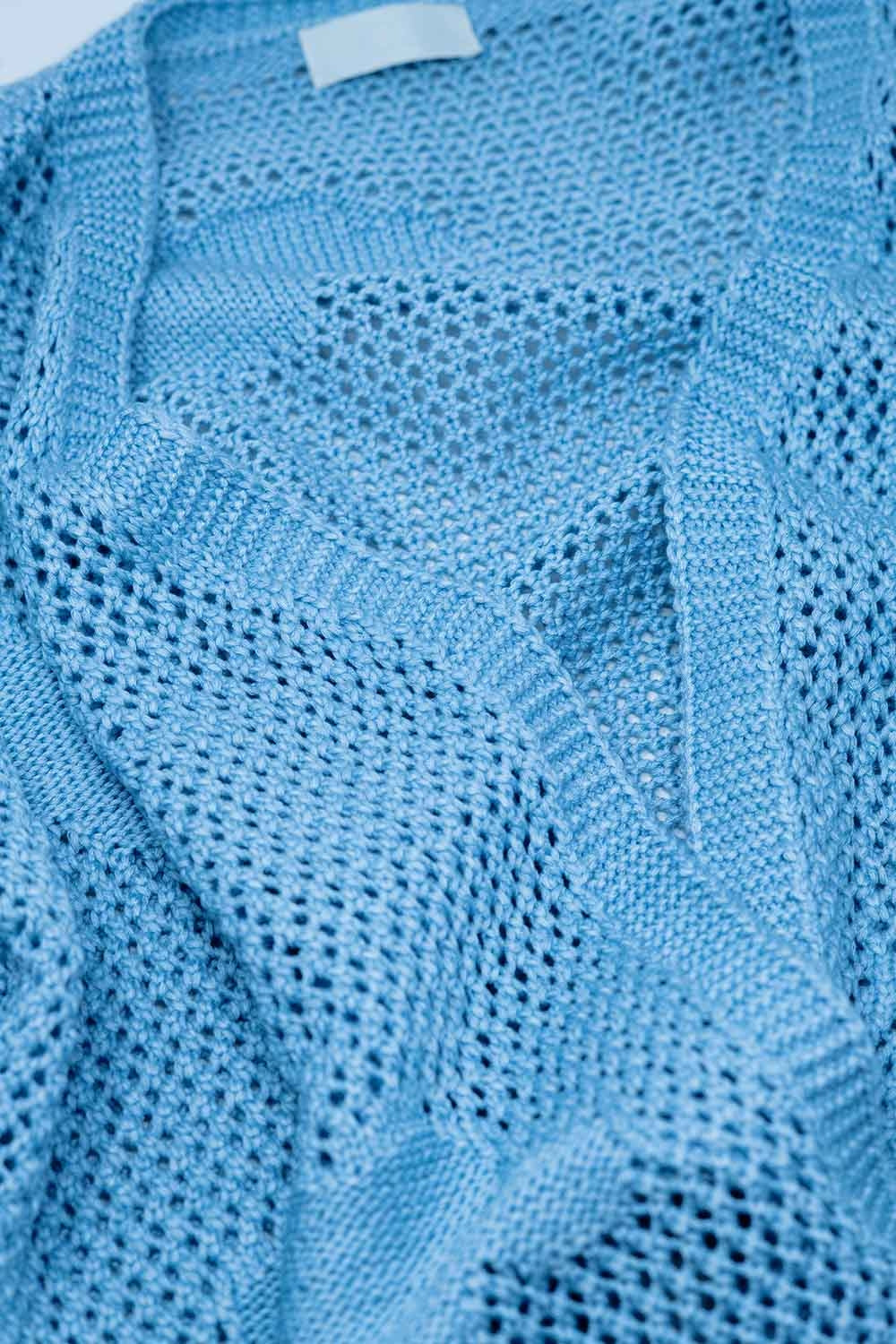 Cardigan en crochet avec nuages tricotés en bleu