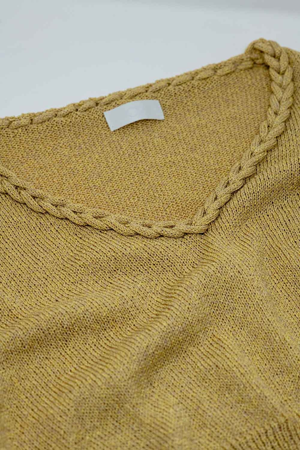Pull léger à large col en V avec détails tressés en or