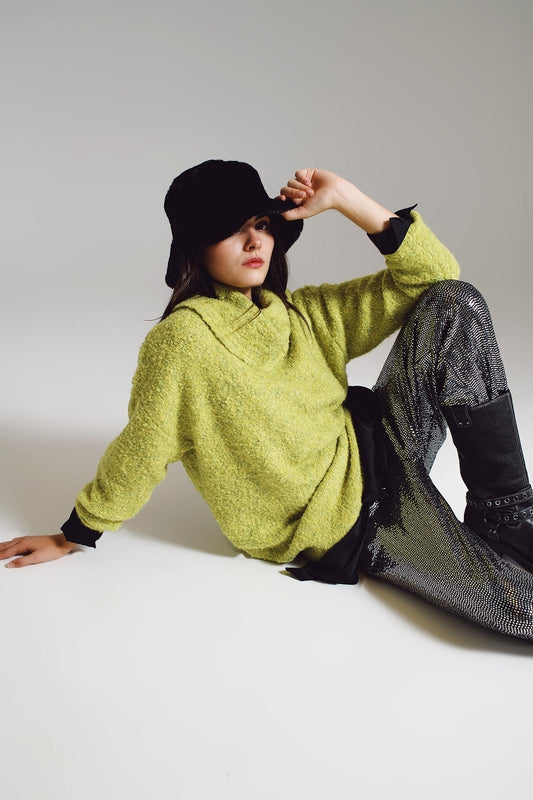 Pull en vert avec un col bardot.