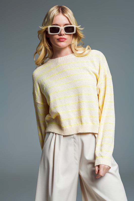 Pull à épaules tombantes en beige avec des rayures jaunes