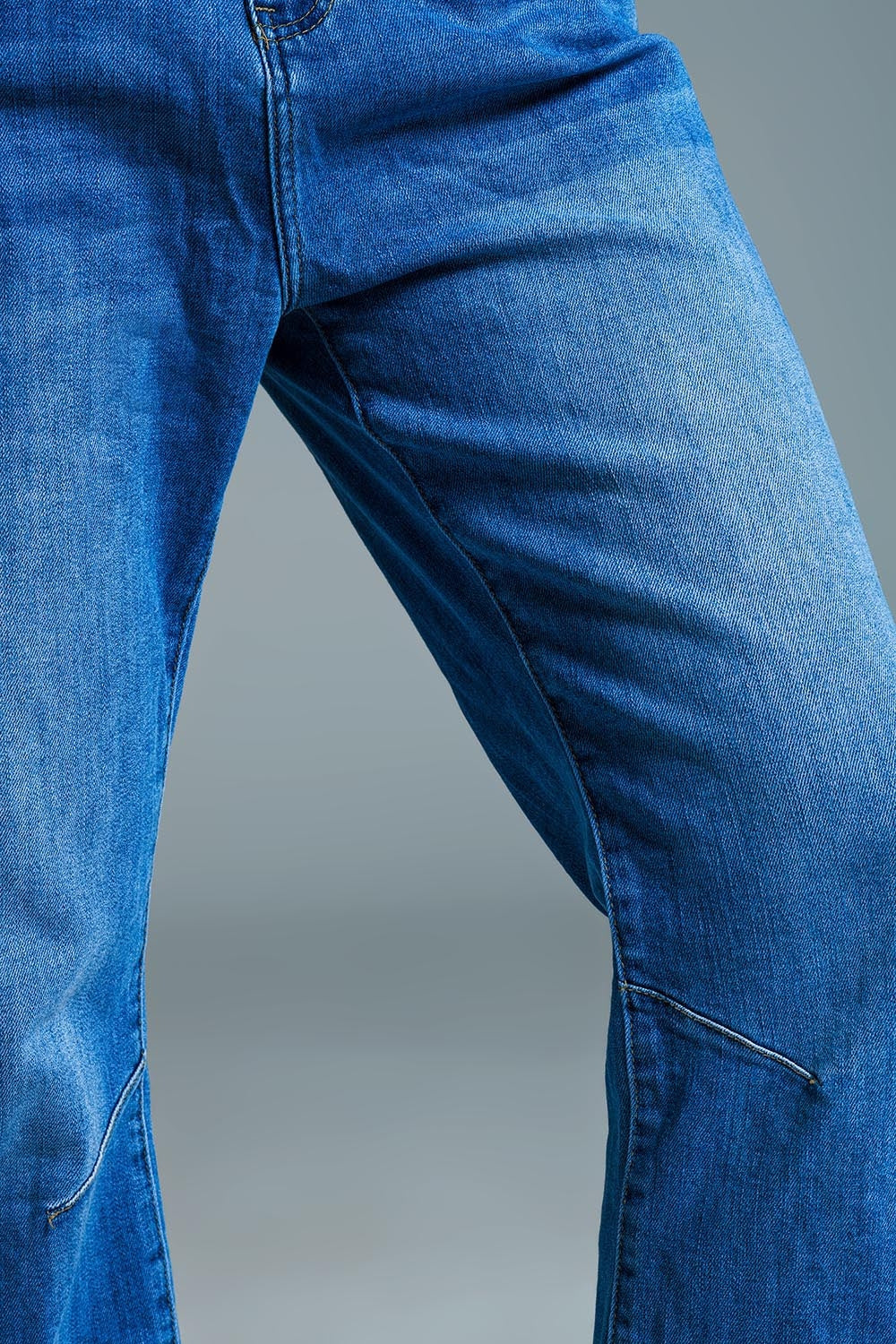 Jeans Basic Mom Fit en délavage moyen avec pinces aux genoux