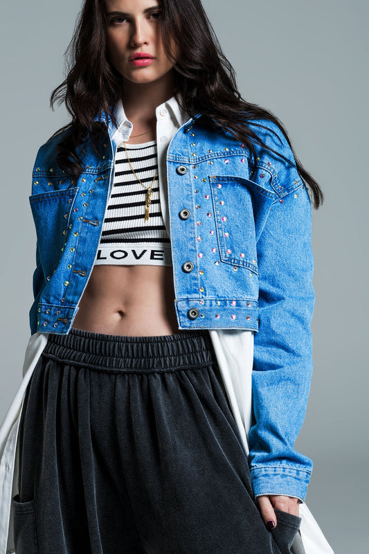 Veste croisée en denim bleu avec clous et poches sur la poitrine