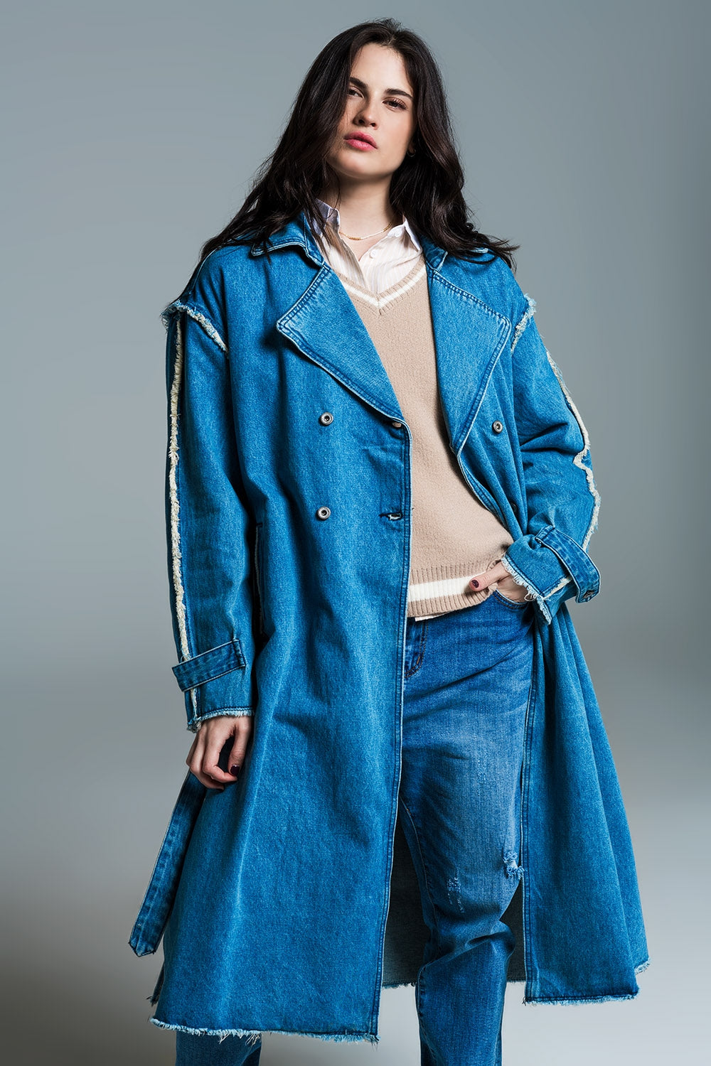 Trench-coat en daim avec ceinture et bords bruts en délavage moyen