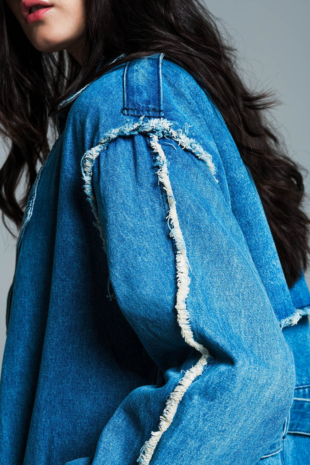 Trench-coat en daim avec ceinture et bords bruts en délavage moyen