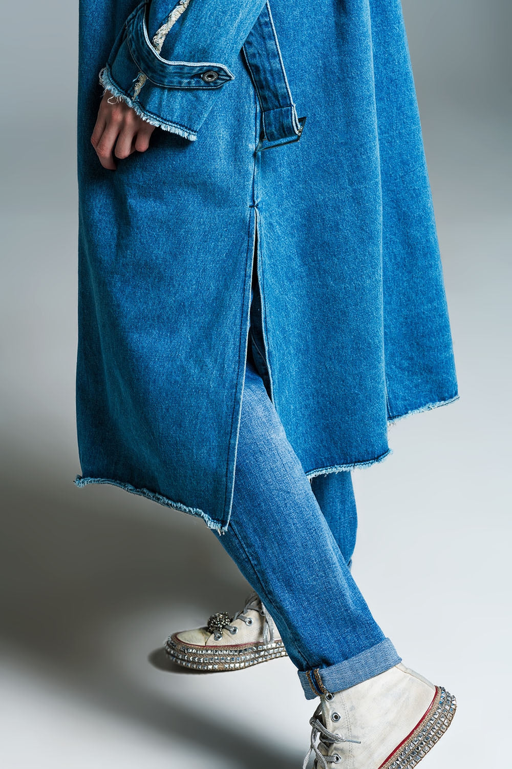 Trench-coat en daim avec ceinture et bords bruts en délavage moyen
