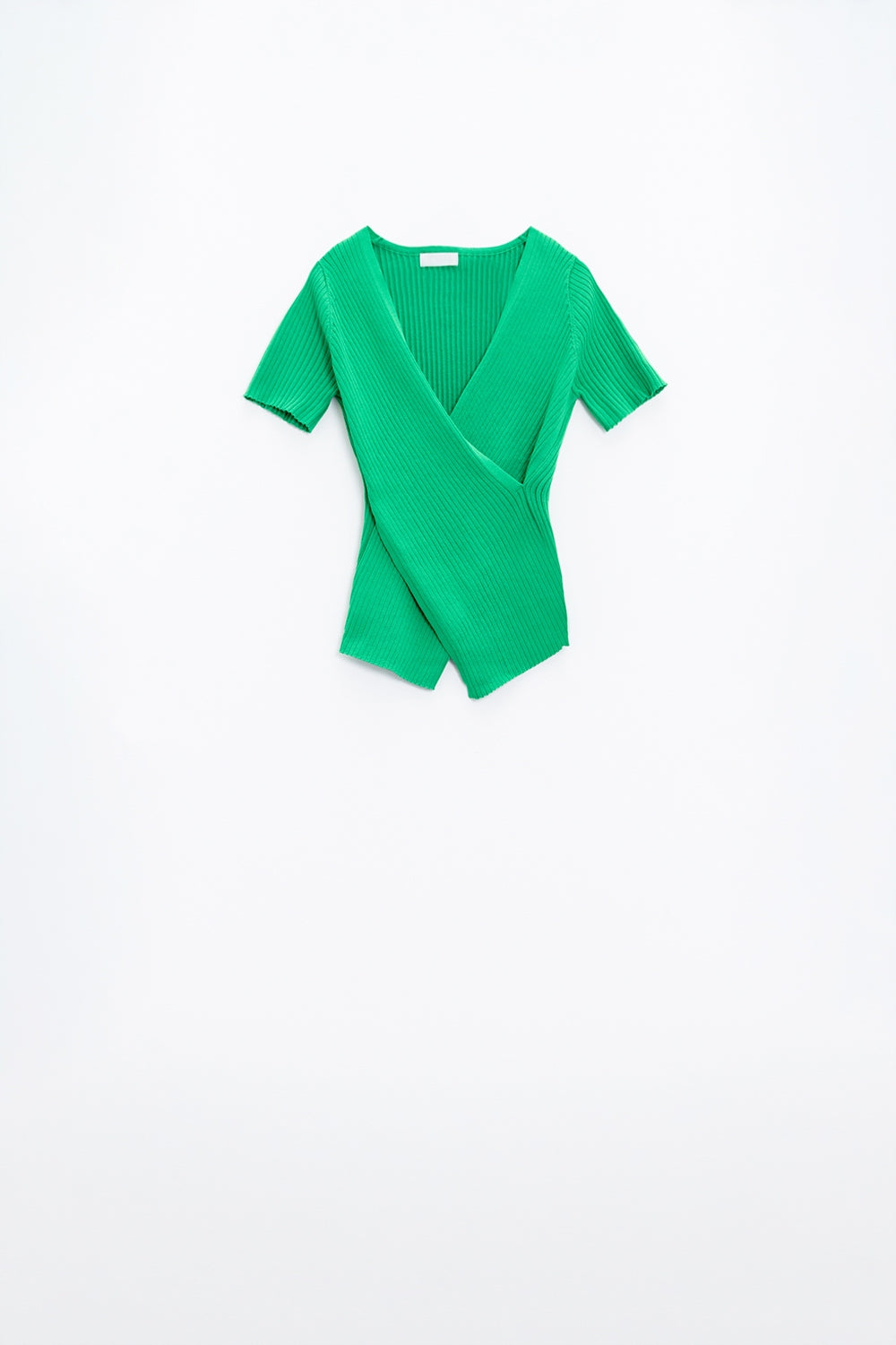 T-shirt vert à col en V et devant croisé