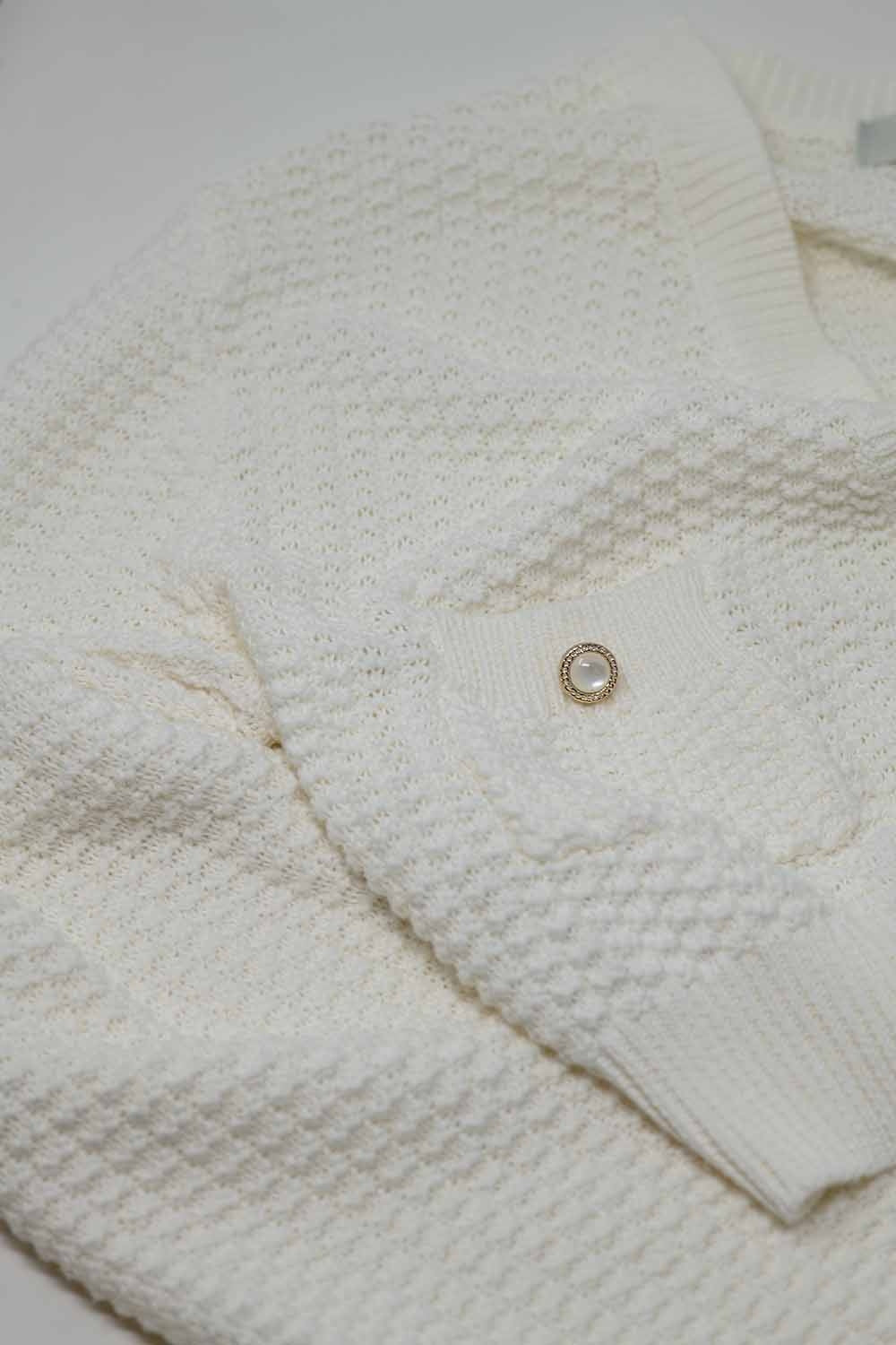 Cardigan blanc à manches longues avec fermeture à boutons et poches sur le devant