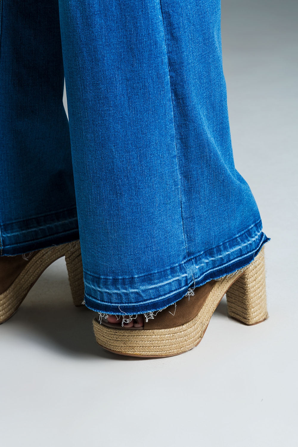 Jeans style palazzo à délavage moyen avec double piqûre à l'ourlet