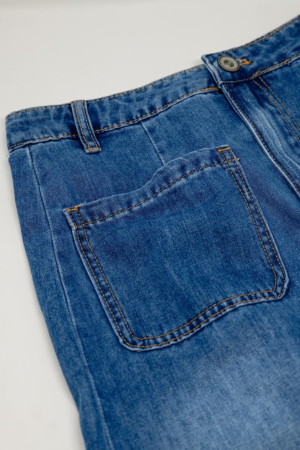 Jupe midi en denim avec poches sur le devant