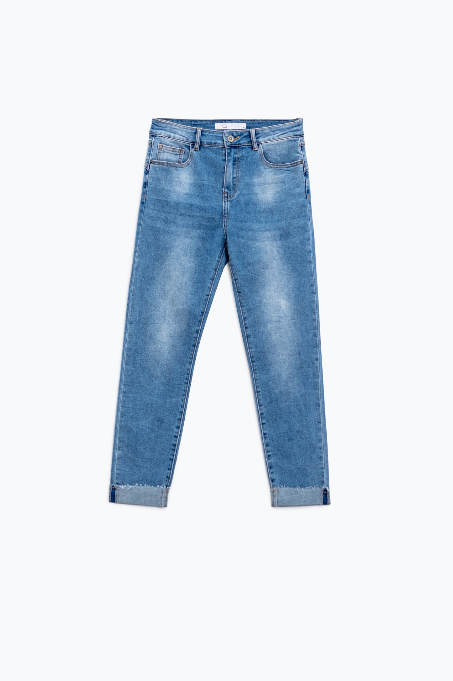 Jean push-up à effet délavé avec cinq poches et ourlet