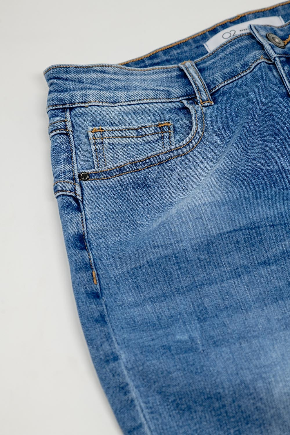 Jean push-up à effet délavé avec cinq poches et ourlet