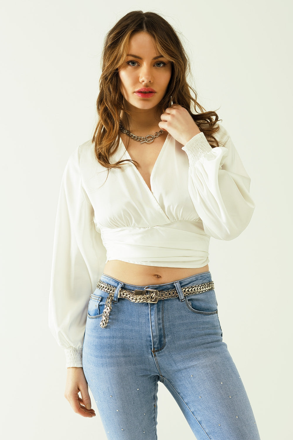 top court enveloppant en satin ajusté à la taille en blanc