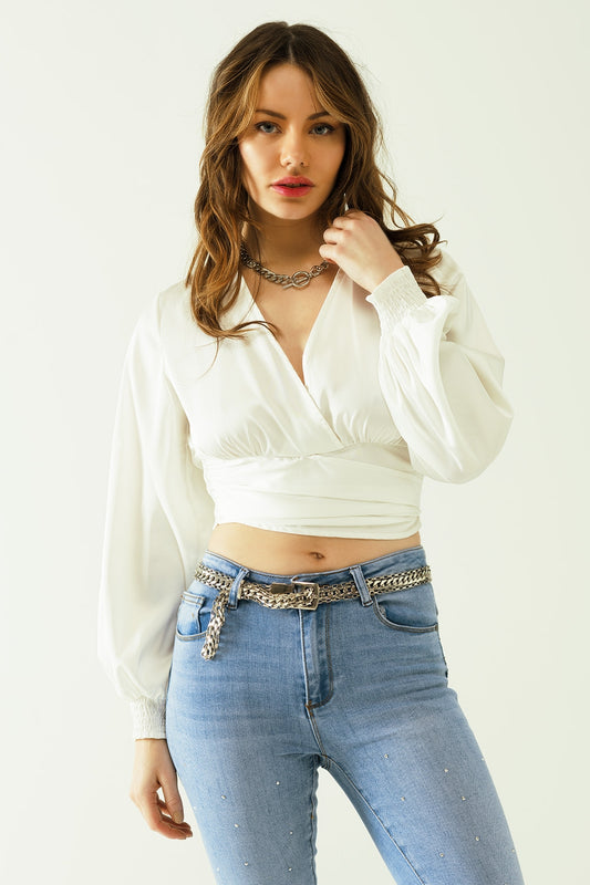 top court enveloppant en satin ajusté à la taille en blanc