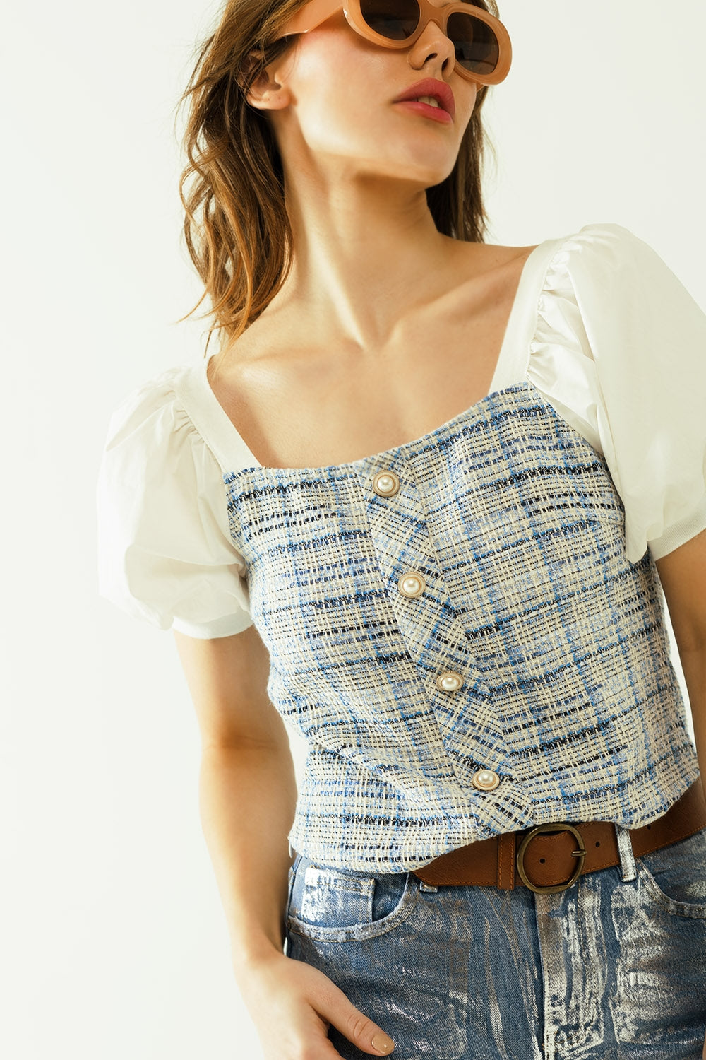 Top en tweed bleu avec manches courtes volumineuses et boutons en perles