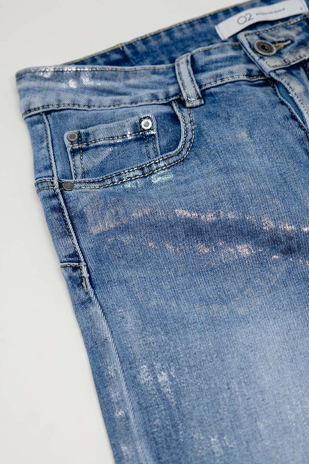 Jean taille haute à cinq poches avec effet poudré argenté