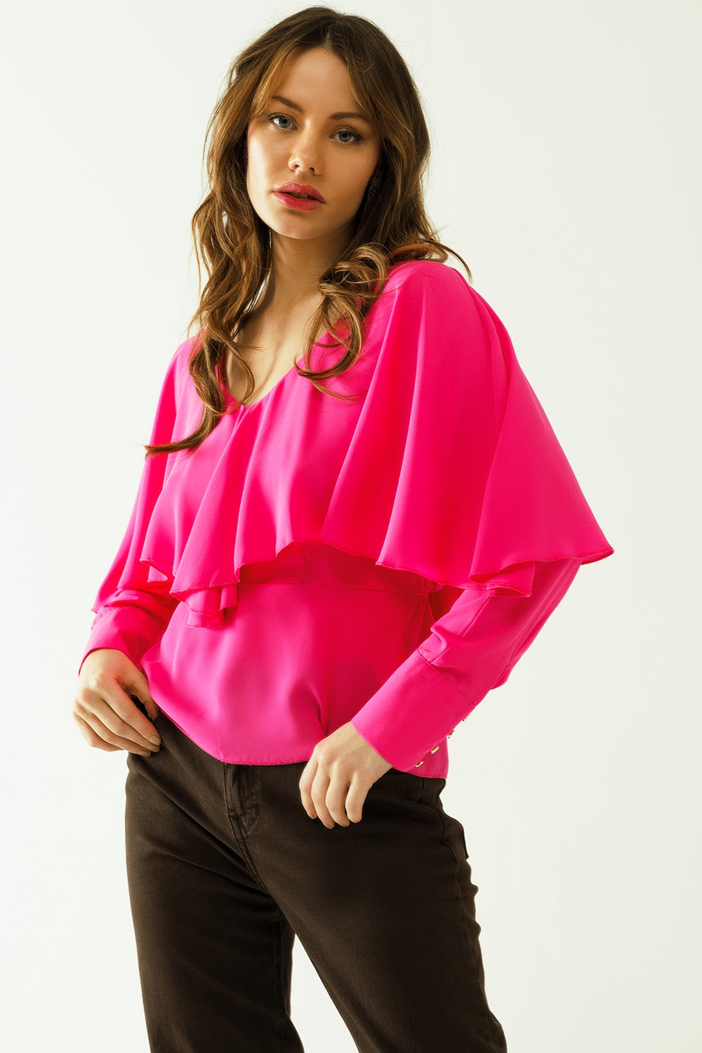 Top à col en V volanté avec poignets boutonnés et lien dans le dos en fuchsia