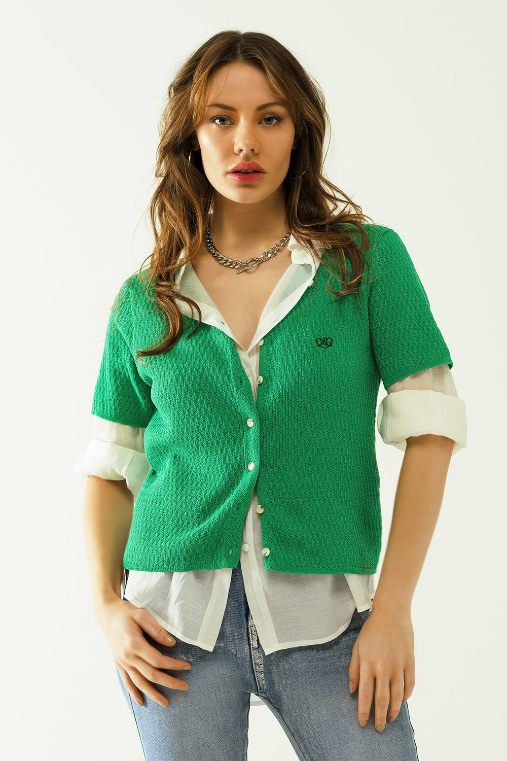 Cardigan vert à manches courtes avec fermeture à bouton sur le devant