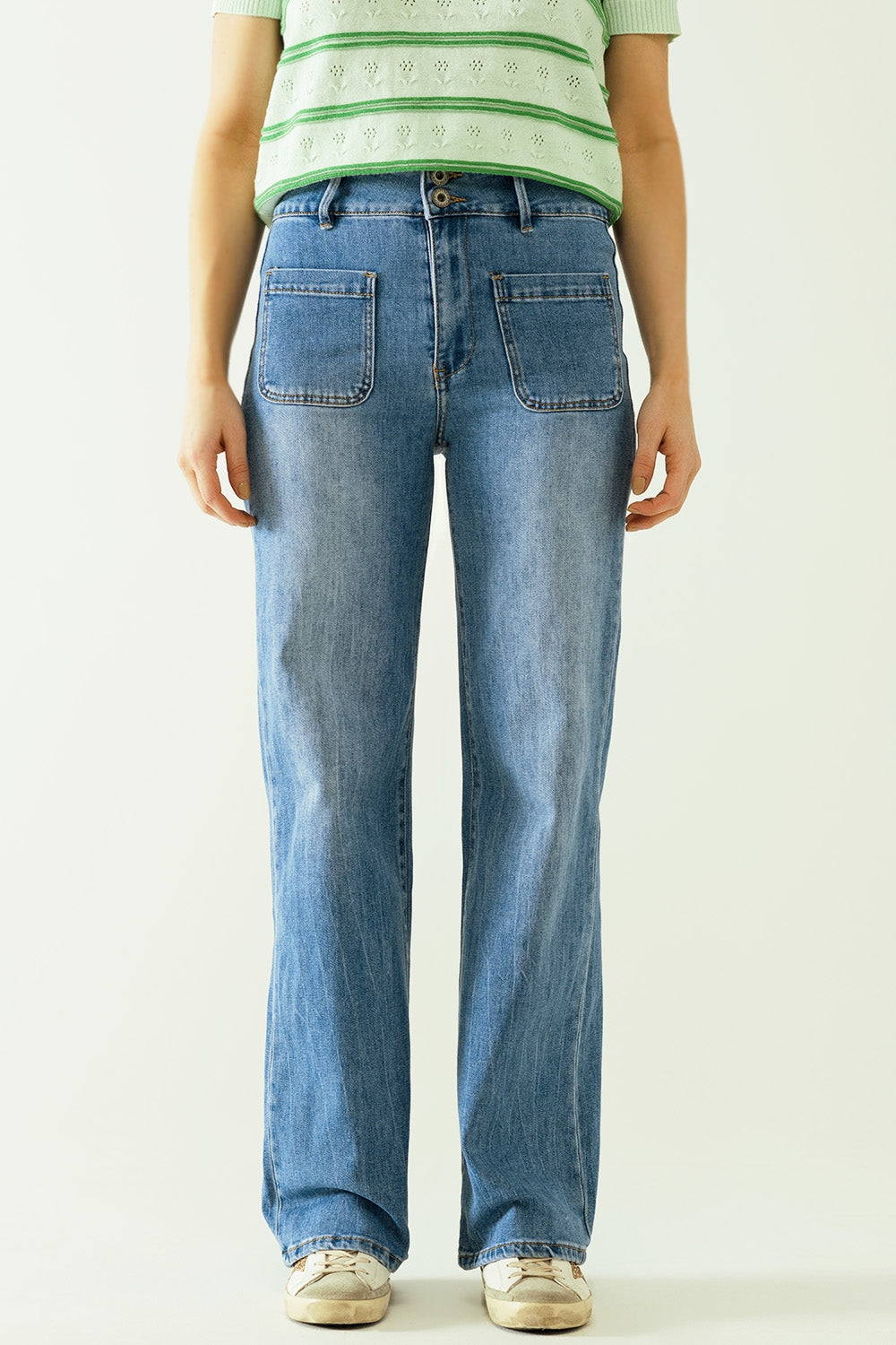 Jeans jambes larges avec fermeture frontale par boutons métalliques et poches frontales