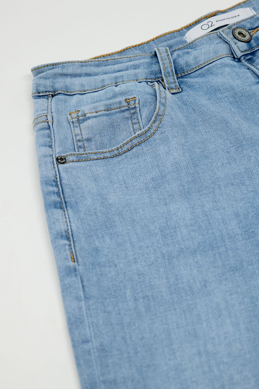 Jean boyfriend bleu clair avec détails de coutures sur les bords