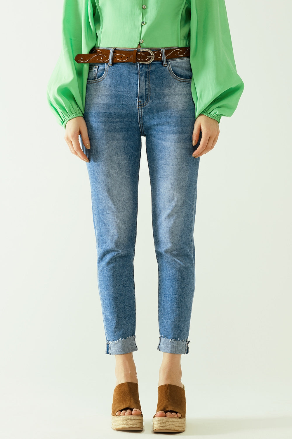 Jean push-up à effet délavé avec cinq poches et ourlet