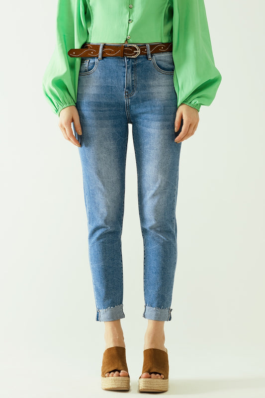 Jean push-up à effet délavé avec cinq poches et ourlet