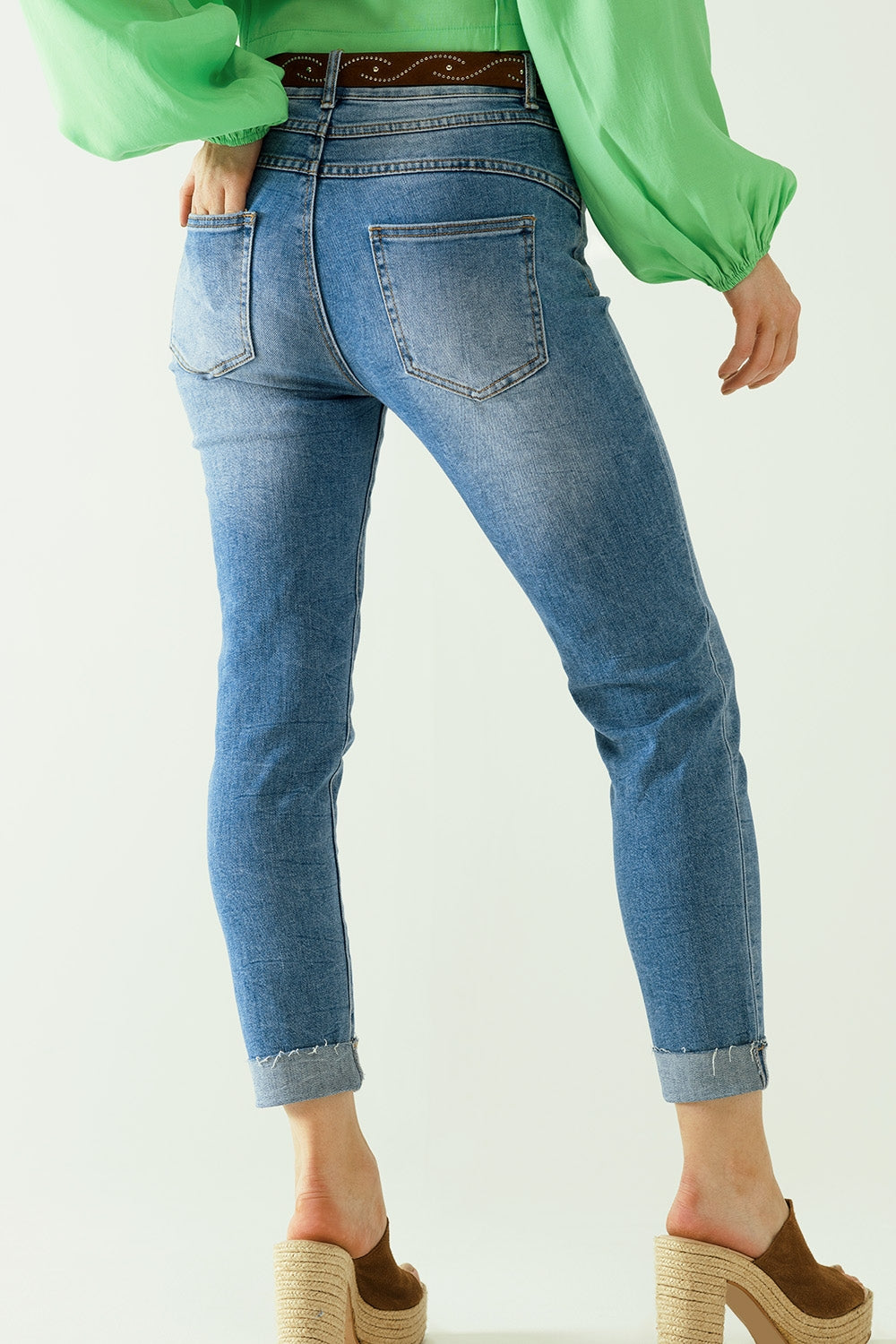 Jean push-up à effet délavé avec cinq poches et ourlet