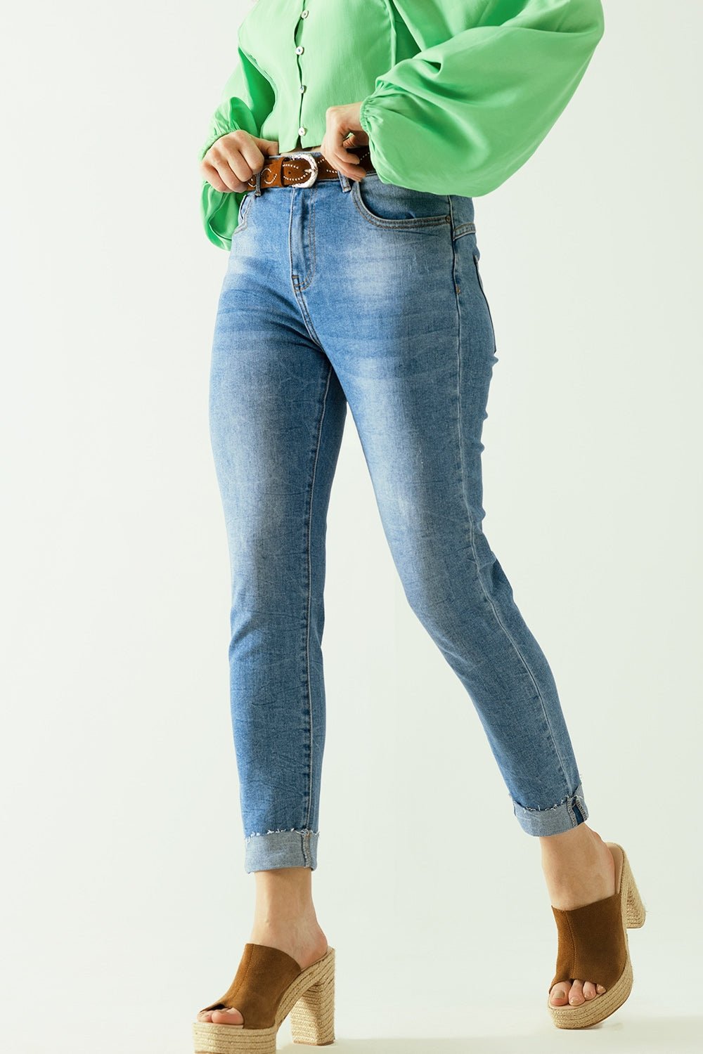 Jean push-up à effet délavé avec cinq poches et ourlet